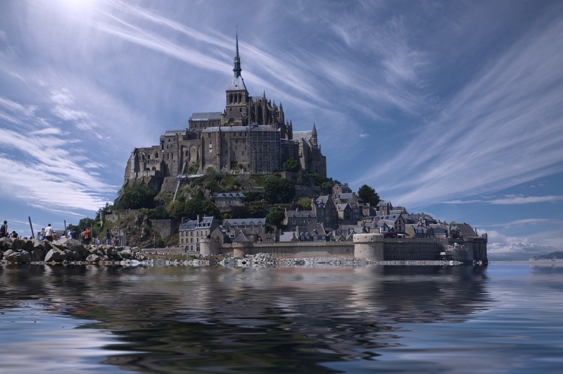 Mont-Saint-Michel mode nuit avec lumière artificielle