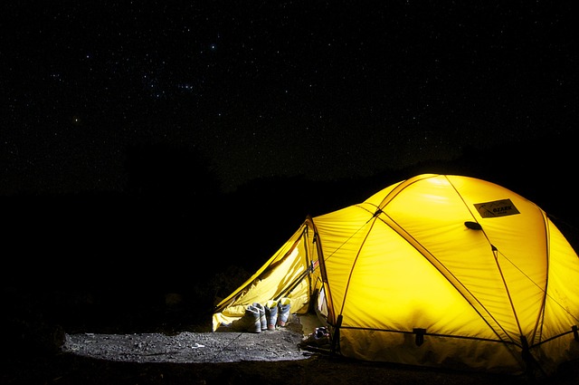 Les défis du camping au bord de l’eau : gestion des insectes, de l’humidité, etc.